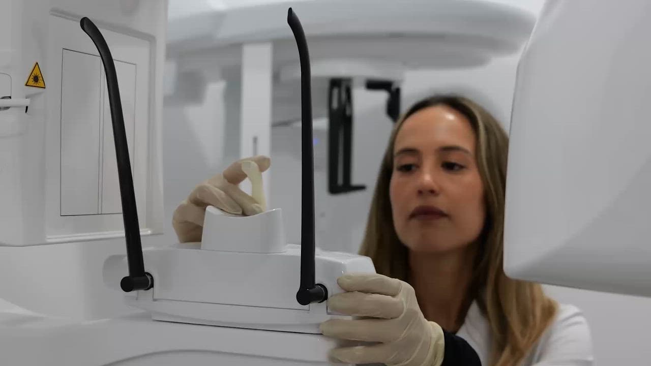 Recepción de MID con mármol claro, madera y luz cálida